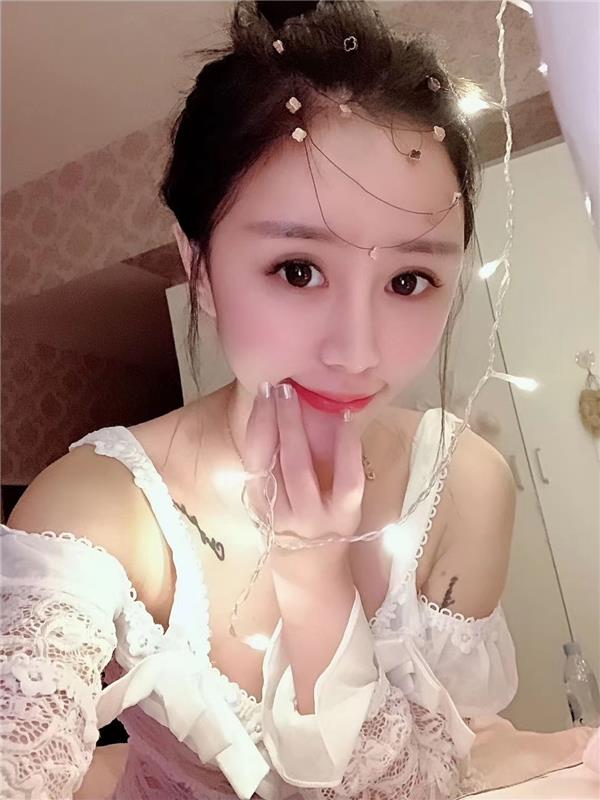 舌头超级灵活的可爱白嫩Sao女